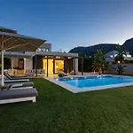 Iniada Βίλα *