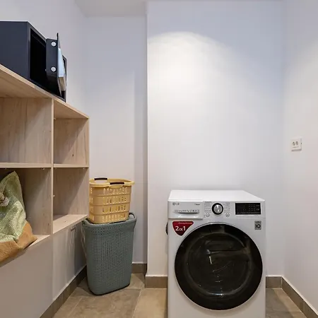 Iniada * Hriszí Aktí Haniá